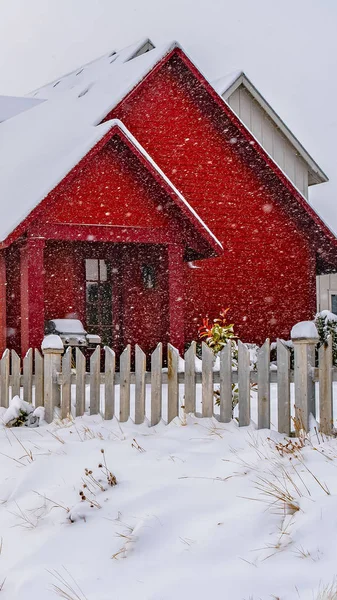 Wyczyść pionowe zima pogoda z szlaku opieczętowane na śniegu w kierunku domów w Daybreak. — Zdjęcie stockowe