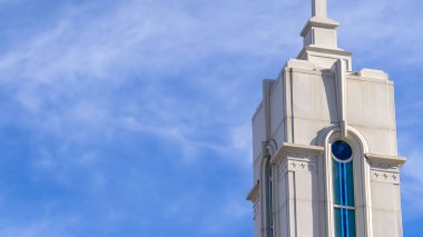 Berrak Panorama Temiz beyaz çan kulesi mavi gökyüzüne karşı bir binanın ince bulutları ile