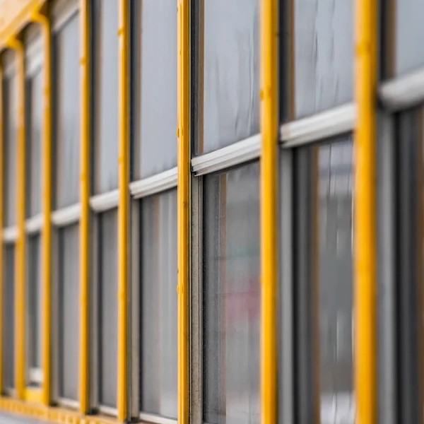 Plaza Vista exterior de un autobús escolar amarillo con un primer plano en las ventanas de cristal — Foto de Stock