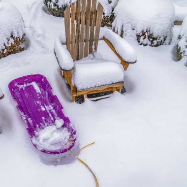 Clear Square Ahşap sandalye ve Mor kızak Daybreak Utah toz beyaz kar karşı