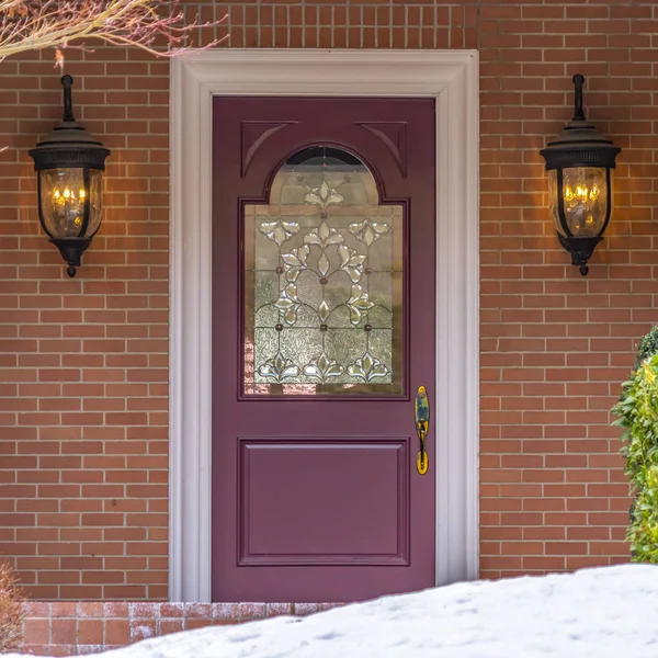 Plaza de entrada de una casa con una hermosa puerta delantera y patio cubierto de nieve en invierno — Foto de Stock