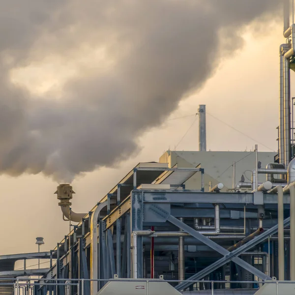 Clear Square vastag gőz kibocsátott a gyárkémény a erőmű a Utah-völgyben — Stock Fotó