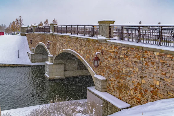 Invierno al amanecer con vista a un puente arqueado — Foto de Stock