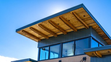 Güneşli bir günde izlenen bir parkta güvenlik kamerası ile Panorama Tuğla bina