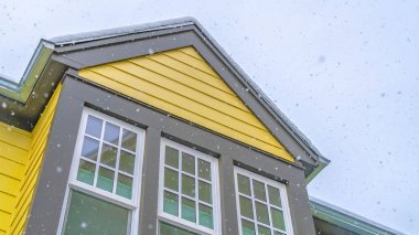 Göğe karşı sarı duvar ve yansıtıcı cam pencereler ile Daybreak Utah Clear Panorama Home