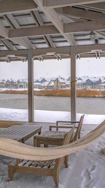 Clear Vertical Clubhouse com vista para o Lago Oquirrh no dia de inverno — Fotografia de Stock