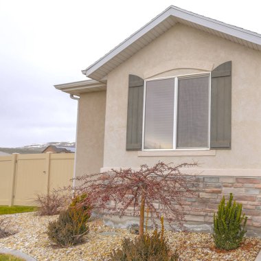 Kare Yol ve çelenk ve yan ışık ile gri ön kapıya giden merdivenler