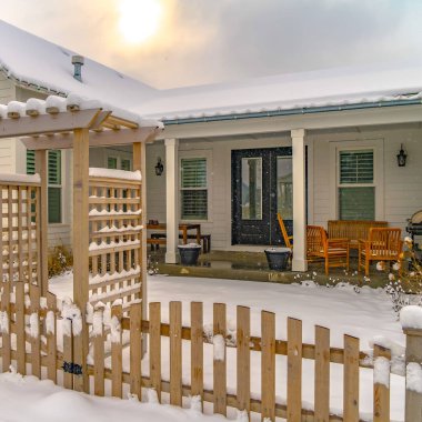 Ahşap kapı üzerinde pergola ile Square Kış ev