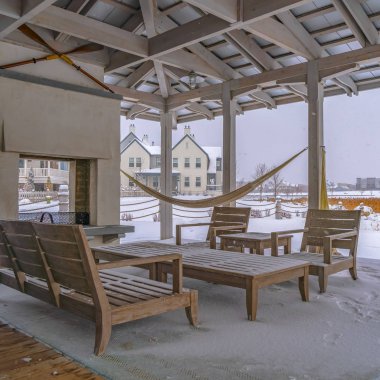 Daybreak Utah bir kulüp binasının Kare Karlı veranda