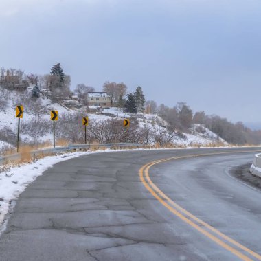 Kare Hasarlı dağ yolu yön yol işaretleri ile