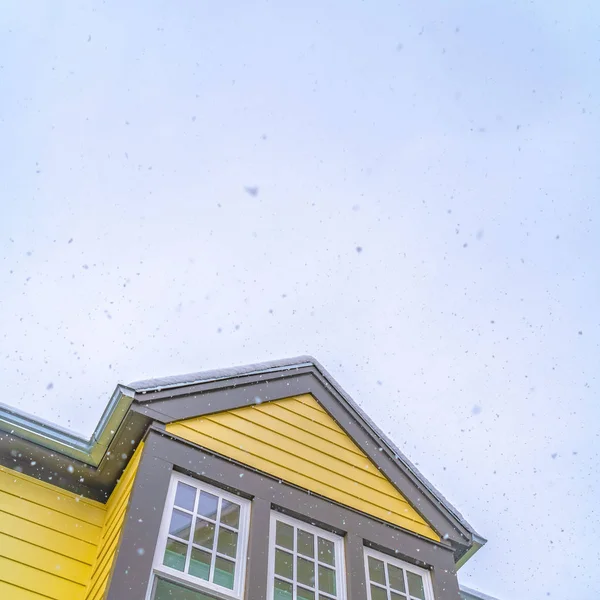 Praça Exterior de uma casa em Daybreak Utah com fundo céu nublado no inverno — Fotografia de Stock