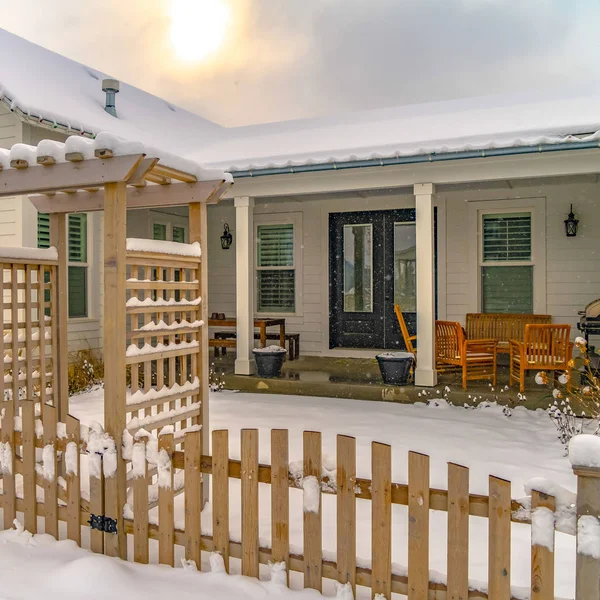 Quadratisches Winterhaus mit Pergola auf dem Holztor — Stockfoto