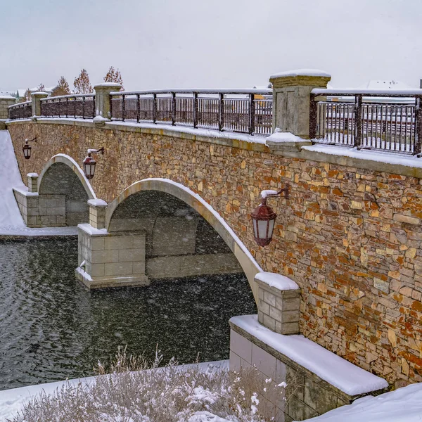 Puente cubierto de nieve sobre el lago Oquirrh en invierno — Foto de Stock