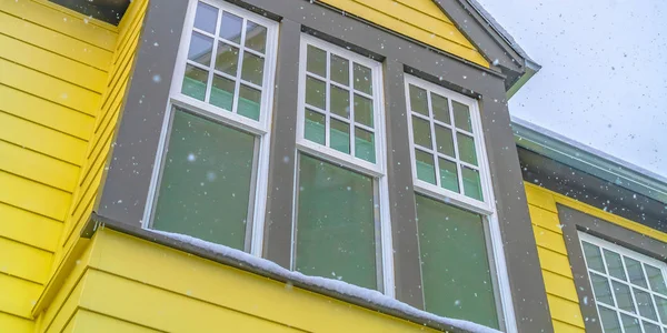 Casa en Daybreak Utah con pared exterior amarilla y ventanas de vidrio reflectante — Foto de Stock