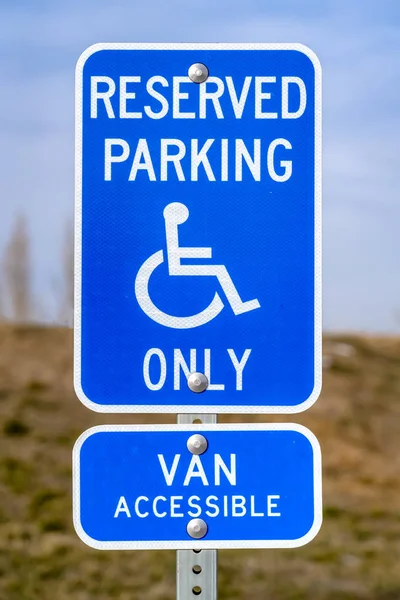 Blue Reservado Estacionamento Van Acessível sinal com um homem em um ícone de cadeira de rodas — Fotografia de Stock
