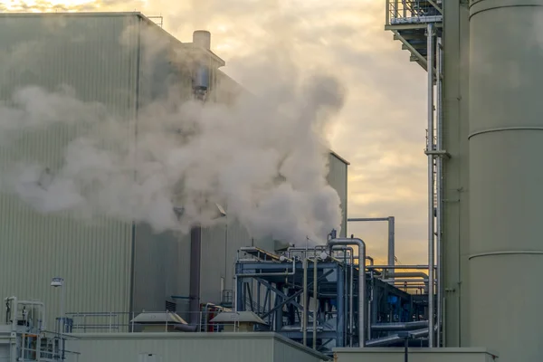 Stoom uitgezonden door de schoorsteen van een elektriciteitscentrale in Utah Valley bij zonsondergang — Stockfoto