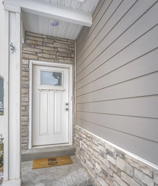 Puerta frontal de madera blanca con panel de vidrio reflectante en la entanza de una casa — Foto de Stock