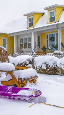 Mor kızak ve kar kaplı ahşap sandalyeler ile Dikey Daybreak Utah manzara