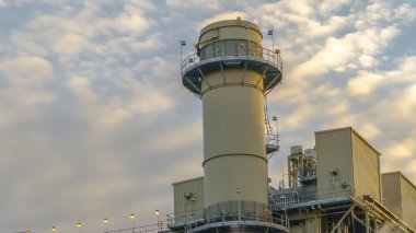 Utah Vadisi'nde Clear Panorama Güç Santrali kabarık bulutlar dolu gökyüzüne karşı duman yayan