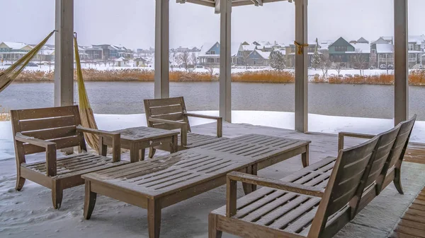 Klares Panorama verschneite Terrasse eines Clubhauses mit Blick auf oquirh See — Stockfoto