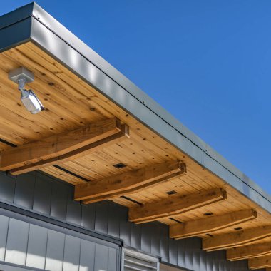 Güneşli bir günde canlı mavi gökyüzüne karşı bir binanın Clear Square Dış görünümü