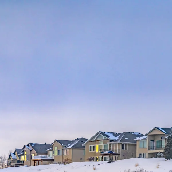 Residências Quadradas construídas sobre uma montanha fosca com vista para um vasto céu com nuvens — Fotografia de Stock