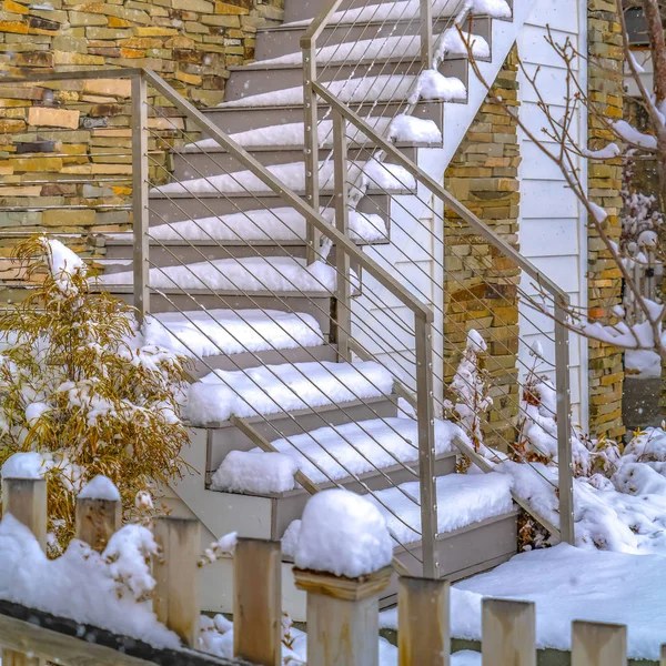 Klar quadratisch schneebedeckten Außentreppen von zu Hause bei Tagesanbruch utah — Stockfoto