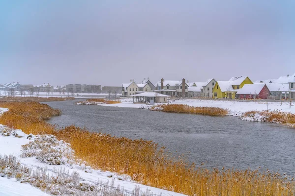 Casas de amanecer alrededor del lago Oquirrh visto en invierno — Foto de Stock