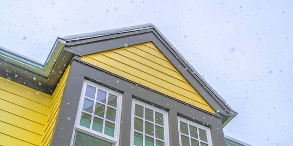 Casa con parete gialla e finestre di vetro contro cielo nuvoloso in Daybreak Utah — Foto Stock
