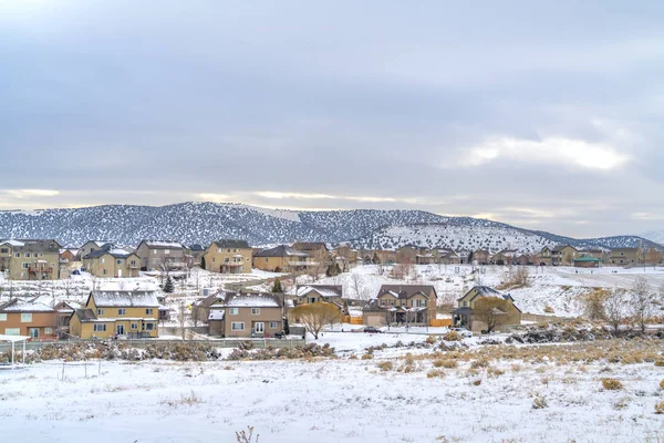 Ville givrée avec des maisons qui contrastent avec la couverture de neige en hiver — Photo