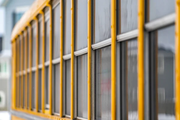Vista exterior de um ônibus escolar amarelo com um close-up nas janelas de vidro — Fotografia de Stock