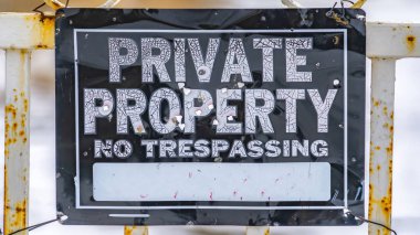 Panorama Özel Mülkiyet No Trespassing okuyan yıpranmış bir tabelanın görünümünü kapatın