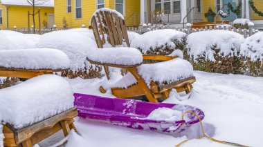 Mor kızak ve karla kaplı ahşap sandalyeler ile Panorama Daybreak Utah manzara