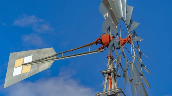 Panorama Close up of a windpump with vibrant blue sky and puffy clouds in the background — Stock Photo, Image