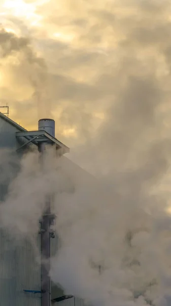 Čiré vertikální nebe oblačno nad elektrárna v Utahu, viděno při západu slunce — Stock fotografie