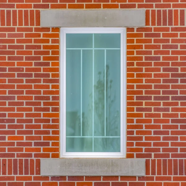 Klar kvadrat närbild av den rektangulära fönster i en byggnad med röd tegelvägg — Stockfoto