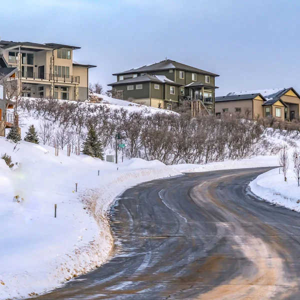 Clear Square Road that winds on a hill blanketed with powdery snow on a sunny winter day — Stock Photo, Image