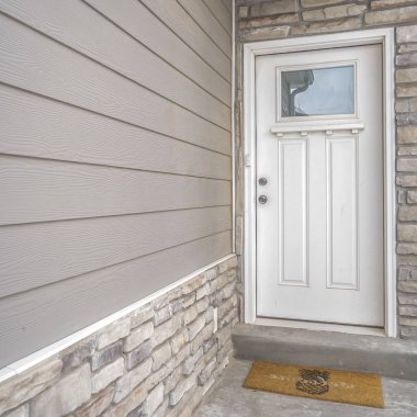 Bir evin entance yansıtıcı cam panel ile Kare Beyaz ahşap ön kapı