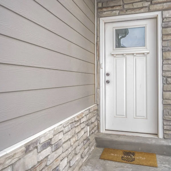 Puerta delantera cuadrada de madera blanca con panel de vidrio reflectante en la entanza de una casa — Foto de Stock