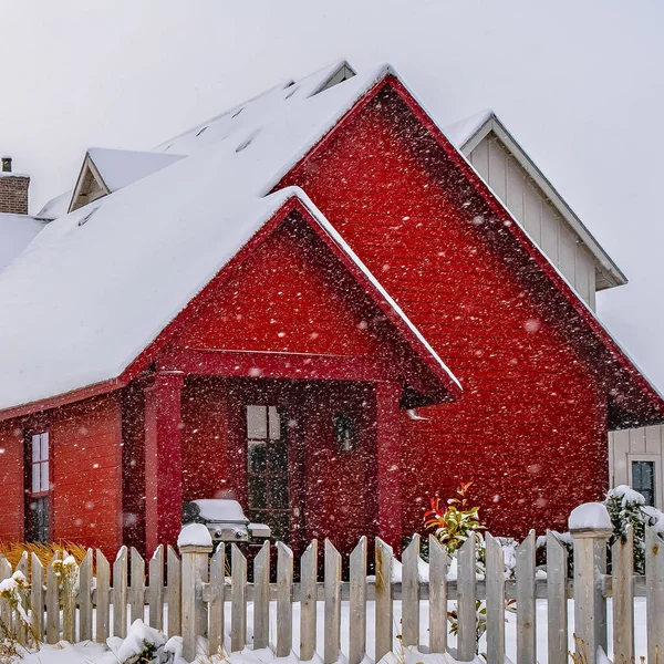Clear Square zima pogoda z szlaku opieczętowane na śniegu w kierunku domów w Daybreak. — Zdjęcie stockowe