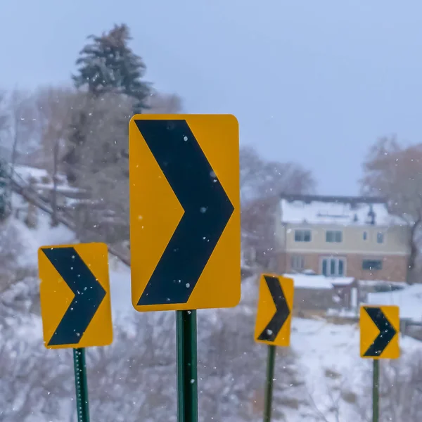 Clear Square riktnings vägmärken på Mountain Road på vintern — Stockfoto