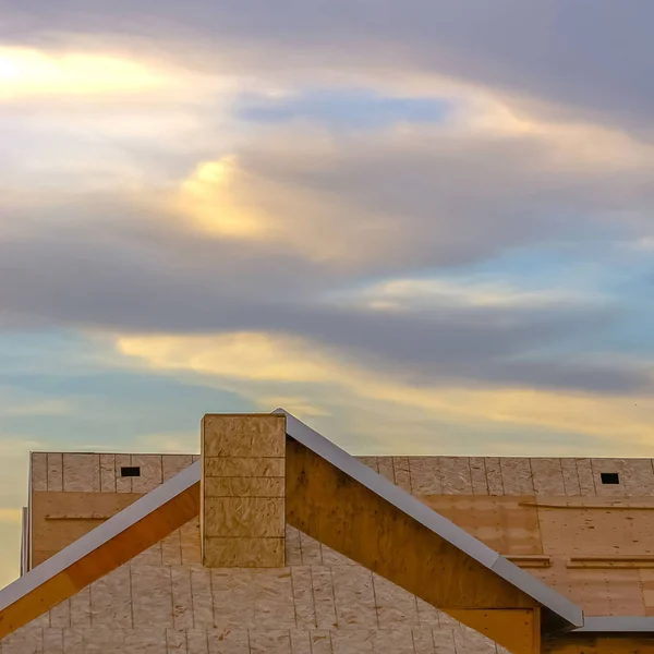 Plaza Primer plano del techo de una casa nueva vista en una obra de construcción al atardecer — Foto de Stock