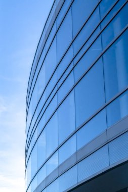 Relective mavi cam pencereler, bir bina