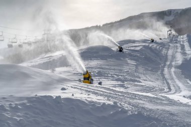Kar silah ve teleferik karlı yamaç