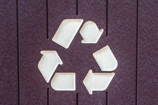 Une icône de recyclage sur une poubelle — Photo