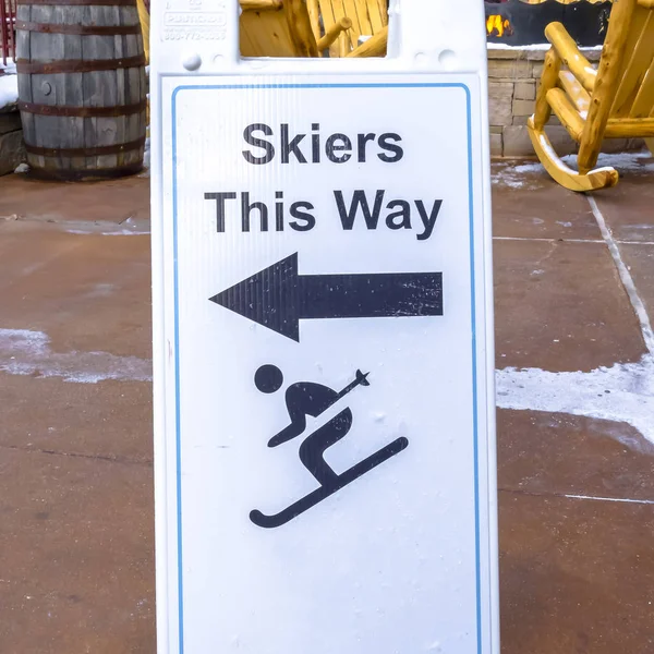 Skifahrer auf diesem Weg Schild an einem Skigebiet — Stockfoto
