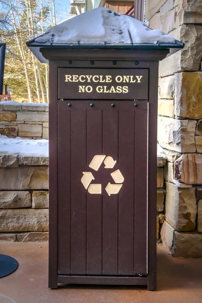 Cubo de basura cubierto de nieve para algunos materiales reciclables — Foto de Stock