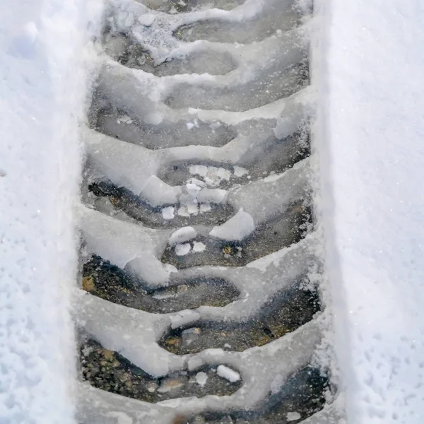 Pneumatici su strada innevata in inverno — Foto Stock