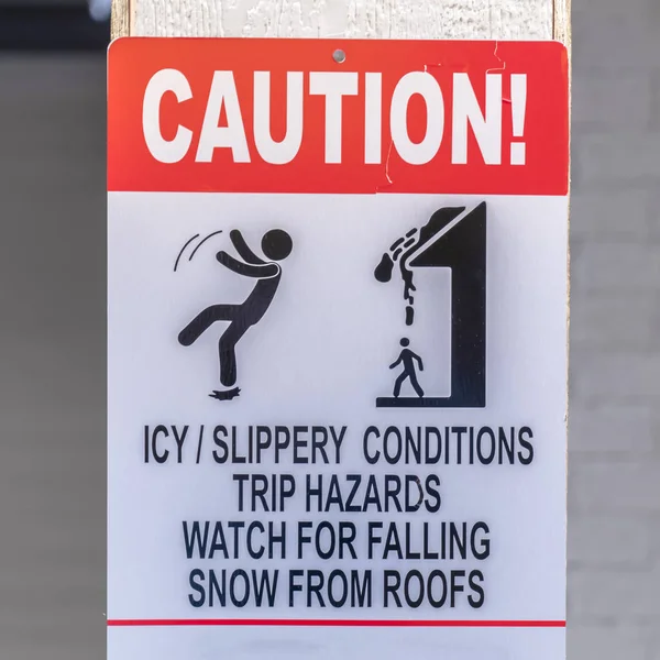 冬の雪の多い地域に注意標識 — ストック写真