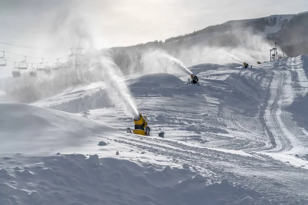 Snö kanoner och skidliftarna i snöig backe — Stockfoto